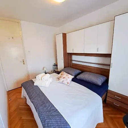 Retro Apartment *
